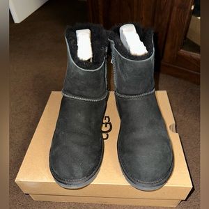 Women’s Ugg Bailey bow mini boots. Size 9